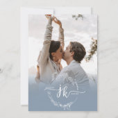 Bloemen Dusty Blue Monogram Foto QR Code Bruiloft Kaart (Achterkant)