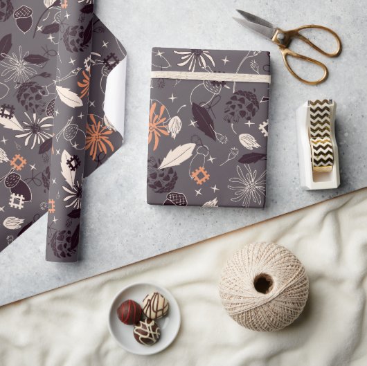 Bloemen, eikels, dennenkegels, sterren op grijs cadeaupapier (Crafts)