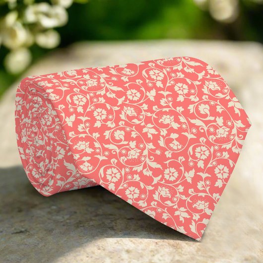 Bloemen en bladeren op een lichtrode achtergrond stropdas