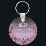 Bloemen en Butterfly Princess Quinceanera Keychai Sleutelhanger<br><div class="desc">Lieve faux-shinny sterren aan de bovenste grens. Elegant en trendy ontwerp met fancy manuscripttypografie. Alle tekst kan worden aangepast en kan eenvoudig worden gewijzigd voor uw eigen wensen. Geweldig elegant Quinceañera-ontwerp. Beschikbaar in verschillende kleuren. Mooie prinses tiara met bloemkool. Blauwe vlinder met aan de onderste florale grens. Verschillende achtergrondkleuren beschikbaar....</div>