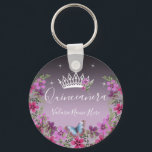 Bloemen en Butterfly Princess Quinceanera Keychai Sleutelhanger<br><div class="desc">Lieve faux-shinny sterren aan de bovenste grens. Elegant en trendy ontwerp met fancy manuscripttypografie. Alle tekst kan worden aangepast en kan eenvoudig worden gewijzigd voor uw eigen wensen. Geweldig elegant Quinceañera-ontwerp. Beschikbaar in verschillende kleuren. Mooie prinses tiara met bloemkool. Blauwe vlinder met aan de onderste florale grens. Verschillende achtergrondkleuren beschikbaar....</div>