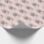 Bloemen en camera op roze cadeaupapier (Hoek)