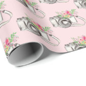 Bloemen en camera op roze cadeaupapier (Rol Hoek)