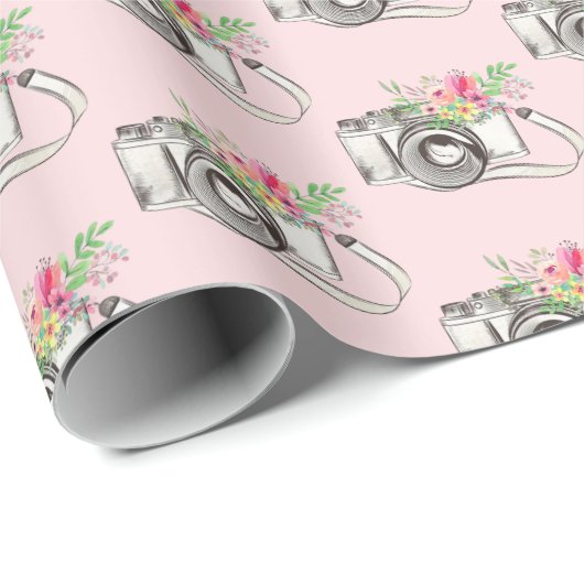 Bloemen en camera op roze cadeaupapier (Rol Hoek)