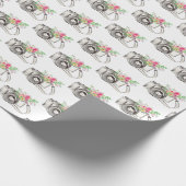 Bloemen en camera op wit pakpapier (Hoek)