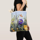 Bloemen en canvas tas van het vlinderontwerp. (Dichtbij)