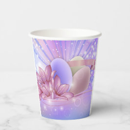 Bloemen en eieren op een kleurrijke pastel achterg papieren bekers