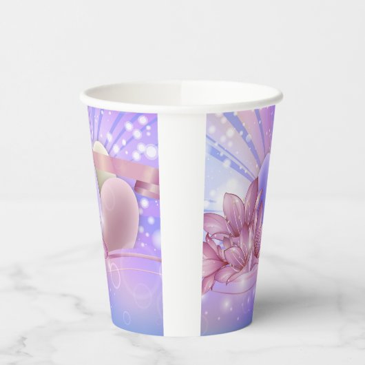 Bloemen en eieren op een kleurrijke pastelachtergr papieren bekers (Links)