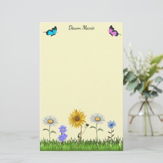 Bloemen en Vlinders Gepersonaliseerd 5,5" x 8,5" Briefpapier (Staand voorkant)