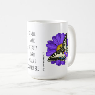 Bloemen en vlinders, met verse 2 corinthians, 5:7 koffiemok