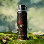 Bloemen  Floral Art Goud Monogrammed Zwart Waterfles<br><div class="desc">Creëer uw eigen aangepaste, gepersonaliseerde, kunst / bloemen / kunstliefhebbers met bloemen, elegante faux goudtypografie, klassiek zwart, morsbestendig, roestvrij staal, condensatiebestendige buitenkant, zwart-grammed matte zwarte, duurzame dubbele wand Dor Copper Vacuum Insulated Bottle die dranken gedurende 12 uur warm of koud houdt gedurende 48 uur, met een mooie Door Abraham van...</div>