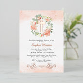 Bloemen Glanzende Gouden Kruis Perzik Krans Meisje Folie Uitnodiging (Staand Voorkant)