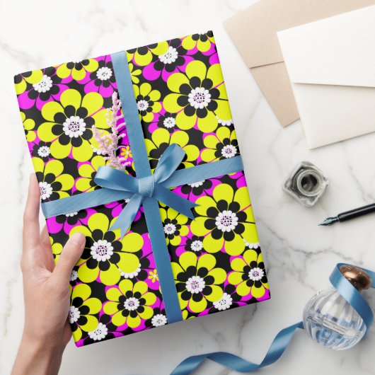 Bloemen heldere neonpatroon karmozijn en gele stro cadeaupapier (Geschenken)