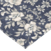Bloemen in blauw tafelkleed (Gekanteld)