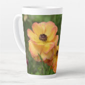 Bloemen in de lente latte mok (Linkerhoek)