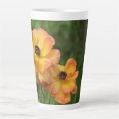 Bloemen in de lente latte mok (Voorkant)