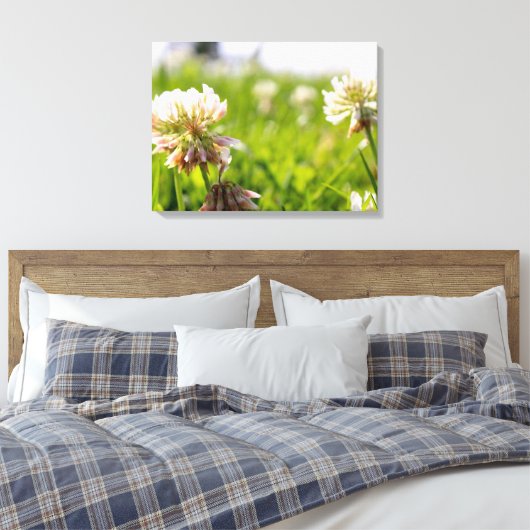 Bloemen in een veld canvas afdruk (Insitu (Slaapkamer))