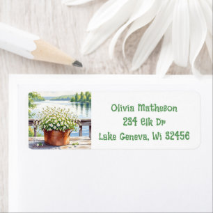 Bloemen in koperen pot op Lakehouse Deck Etiket