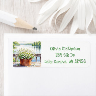 Bloemen in koperen pot op Lakehouse Deck Etiket