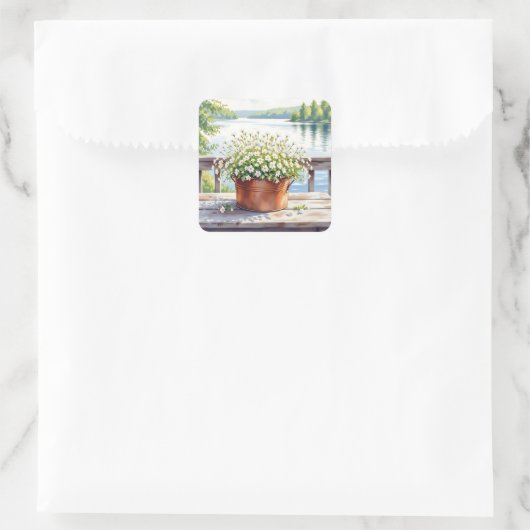 Bloemen in koperen pot op Lakehouse Deck Vierkante Sticker (Tas)
