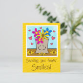 Bloemen in lachende boodschappentas denken aan je briefkaart (Staand voorkant)