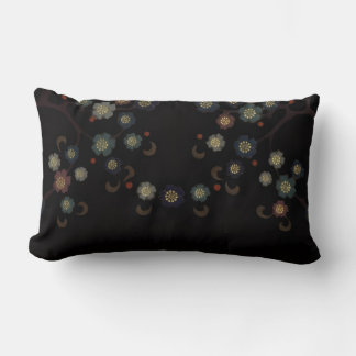 Bloemen in meerdere kleuren op zwart kussen