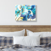 Bloemen in verschillende schaduwen van Paars en bl Canvas Afdruk (Insitu (Slaapkamer))