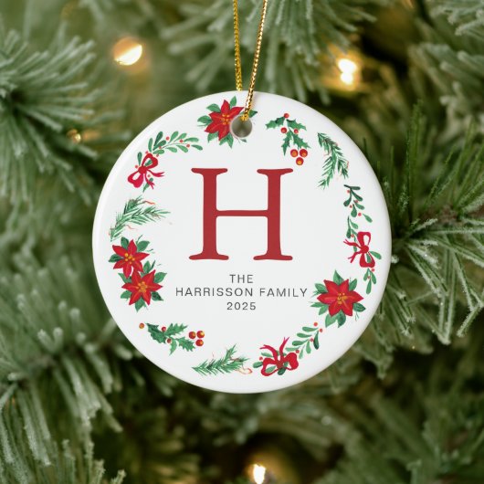 Bloemen Kerst Krans Monogrammed Familie Foto Keramisch Ornament (Boom)
