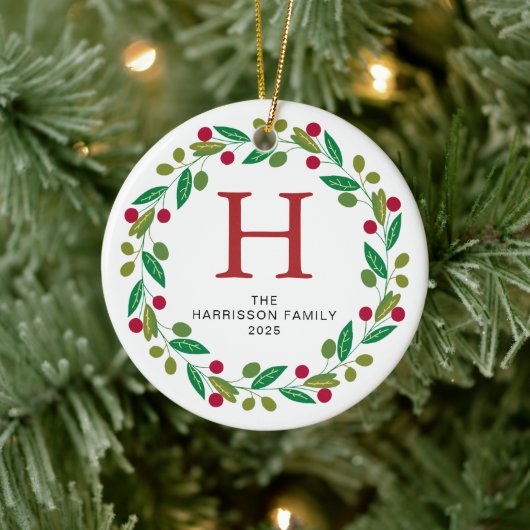 Bloemen Kerst Krans Monogrammed Familie Foto Keramisch Ornament (Boom)