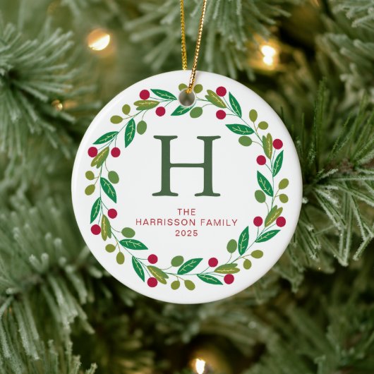 Bloemen Kerst Krans Monogrammed Familie Foto Keramisch Ornament (Boom)