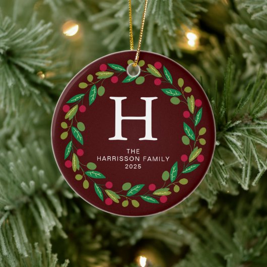 Bloemen Kerst Krans Monogrammed Familie Foto Keramisch Ornament (Boom)