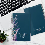 Bloemen Lavendel Blauw Botanisch Jaar Planner<br><div class="desc">Jaarlijkse planner. Beheer uw tijd met behulp van deze blauwe jaarplanner met lavendelbloei aan de linkerkant. Personaliseer het met jouw naam en het jaar. Op de achterkant staat een prijsopgave voor tijdbeheer die u kunt bewerken, verwijderen of behouden. Deze planners maken een geweldig kerstcadeau voor iedereen die veel op zijn...</div>