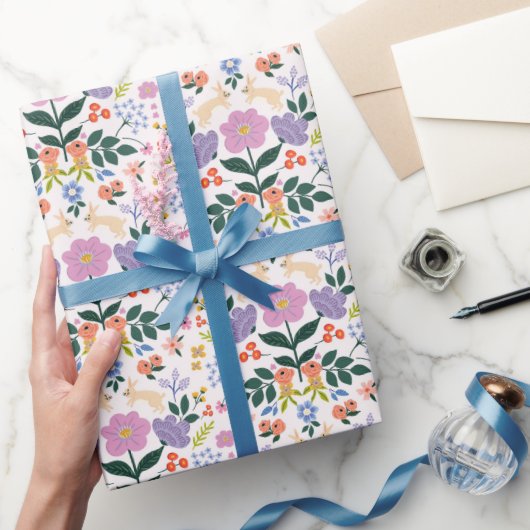 Bloemen lichtroze achtergrond cadeaupapier (Geschenken)