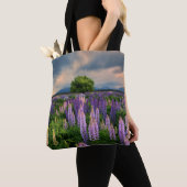 Bloemen | Lupine Field in Nieuw-Zeeland Tote Bag (Dichtbij)
