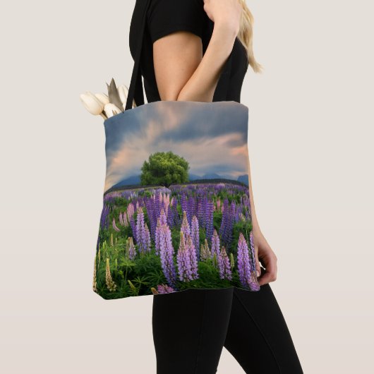 Bloemen | Lupine Field in Nieuw-Zeeland Tote Bag (Dichtbij)