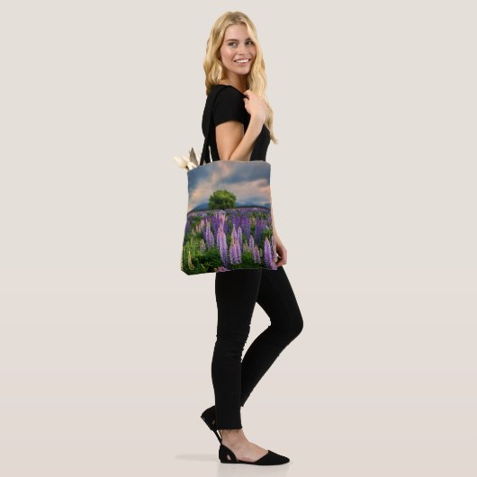 Bloemen | Lupine Field in Nieuw-Zeeland Tote Bag (Op model)