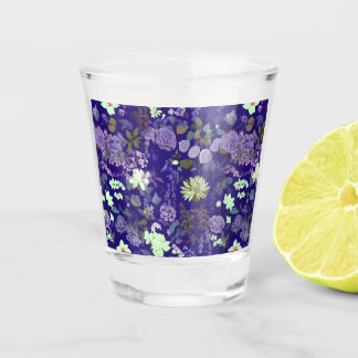 Bloemen met een elegante en mysterieuze sfeer shot glas