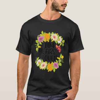 Bloemen met vlinder mam oma 104 jaar oud bi t-shirt