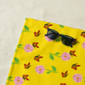 Bloemen met vlinders op een gele achtergrond strandlaken (In situ)