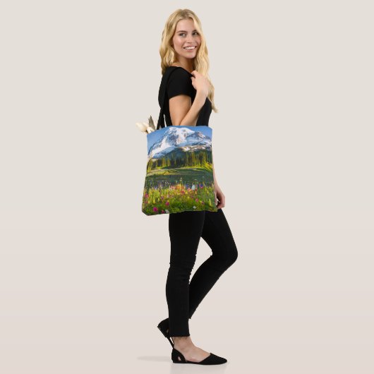 Bloemen | Mt. Rainier Wildbloemen Tote Bag (Op model)