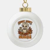 Bloemen Night Shift Nurse Skeleton Halloween RN Nu Keramische Bal Ornament (Voorkant)