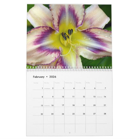 Bloemen omhoog dichtbij kalender (Feb 2026)