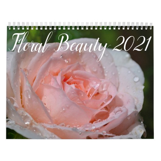 Bloemen omhoog dichtbij kalender (Hoes)