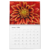 Bloemen omhoog dichtbij kalender (Jan 2026)
