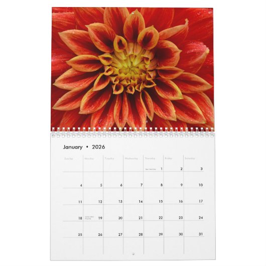 Bloemen omhoog dichtbij kalender (Jan 2026)