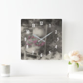 Bloemen op de oude houten stoel vierkante klok (Huis)