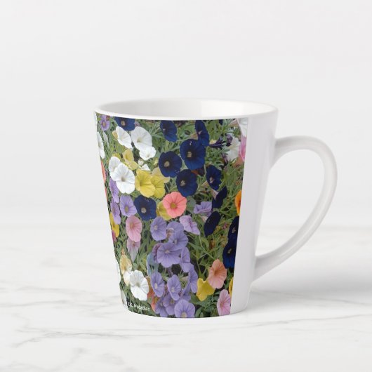 Bloemen op de veranda 2026 latte mok (Rechts)