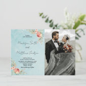 Bloemen op Groen Thema Bruiloft Uitnodigingen een  (Staand voorkant)