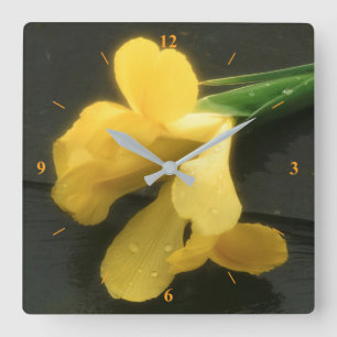 Bloemen op laat vierkante klok