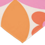 Bloemen op Mid Century Roze Sinaasappel Circles Tafelkleed (Gekanteld)